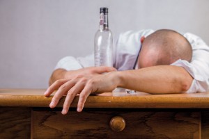 alcool_uomo-alcolista_ubriaco