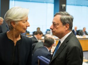 Christine Lagarde e Mario Draghi (foto Bloomberg.com)