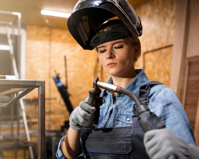 donna-operaio_lavoro_fabbrica_02
