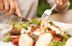 Perugia, alla Mensa Caritas presentazione del libro “Il cibo buono. C’è più gusto a nutrirsi bene”