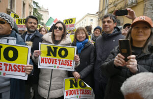 Migliaia in piazza contro le nuove tasse in Umbria: tensioni davanti alla Regione