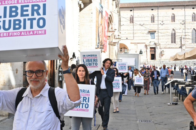 Liberi-subito_corteo-per-firme-a-palazzo-Cesaroni_02