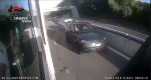 E45, 15enne in fuga su un’auto rubata sperona una vettura: arrestato
