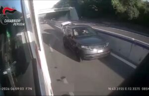 E45, 15enne in fuga su un’auto rubata sperona una vettura: arrestato