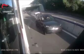 E45, 15enne in fuga su un’auto rubata sperona una vettura: arrestato