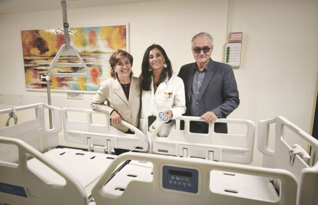 Chianelli_donazione-letti-ematologia_coniugi-Chianelli-con-profssa-Martelli