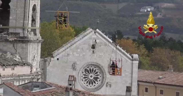 Norcia_omaggio-dei-Vigili-del-Fuoco-10-anni-dopo