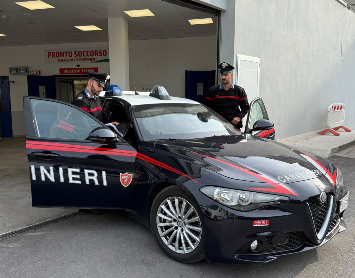Carabinieri davanti al pronto soccorso in una fotografia illustrativa della fonte